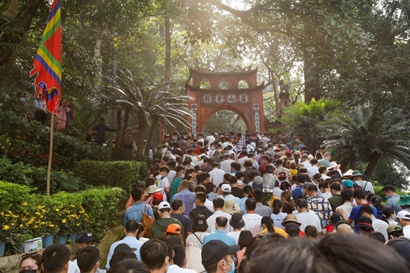 Du khách hành hương ngày 10-3 âm lịch. Ảnh: Viết Dương.